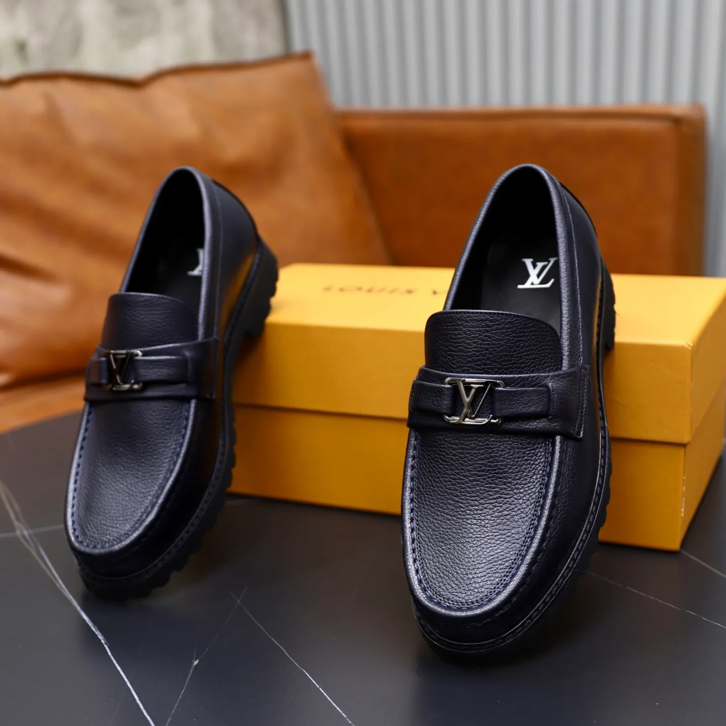 Ex-factory price: 600💰Louis Vuitton LV men's classic Oxford shoes, men's business formal boutique leather shoes, classic style, almond kernel exquisite toe, ultimate art, the whole shoe is made of imported cow leather (open edge beads), carefully selected, fine pores, excellent gloss, soft texture, strong toughness, durable and not easy to deform, apricot fetal cowhide leather lining, soft and comfortable, sweat-absorbent and breathable. Foam outsole, original box and dust bag packaging! Size: 38–44 (45/46 customized)
